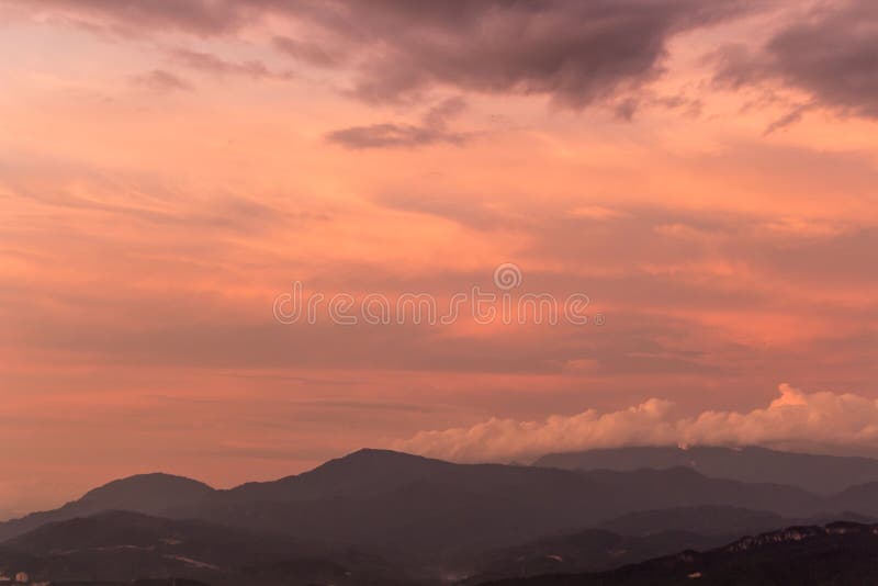 Céu roxo dramático sobre montes enevoados fotos de stock royalty free Céu roxo dramático sobre montes enevoados fotos de stock royalty free