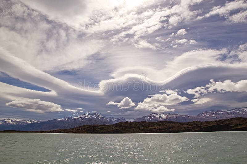 Céu surpreendente em Argentino Lake, Argentina imagens de stock royalty free Céu surpreendente em Argentino Lake, Argentina imagens de stock royalty free