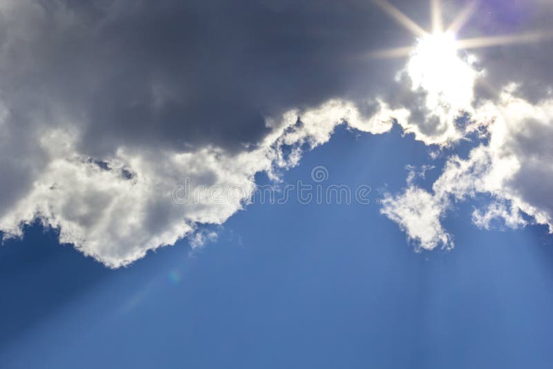 Céu tormentoso nebuloso com o raio do sol que quebra completamente imagens de stock Céu tormentoso nebuloso com o raio do sol que quebra completamente imagens de stock