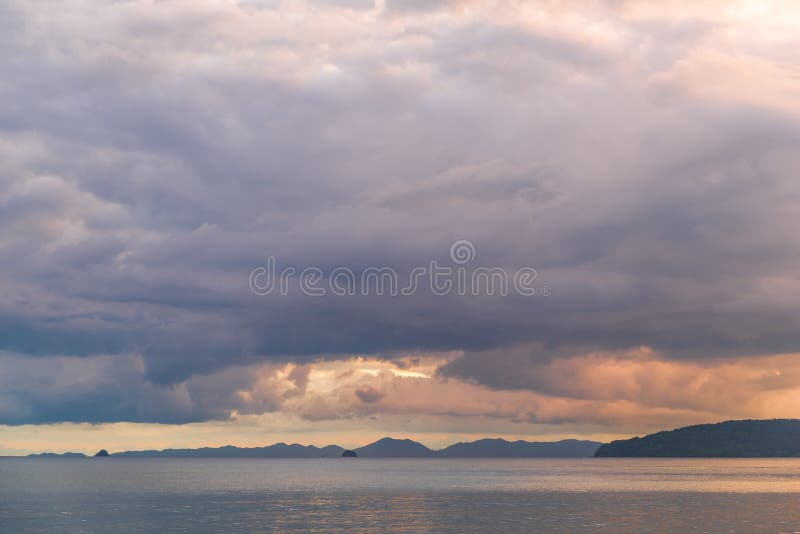 Céu violeta bonito sobre o mar no tempo do por do sol imagens de stock Céu violeta bonito sobre o mar no tempo do por do sol imagens de stock