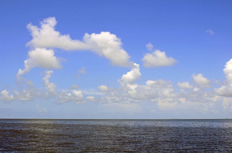 Céus azuis e nuvens brancas imagem de stock Céus azuis e nuvens brancas imagem de stock