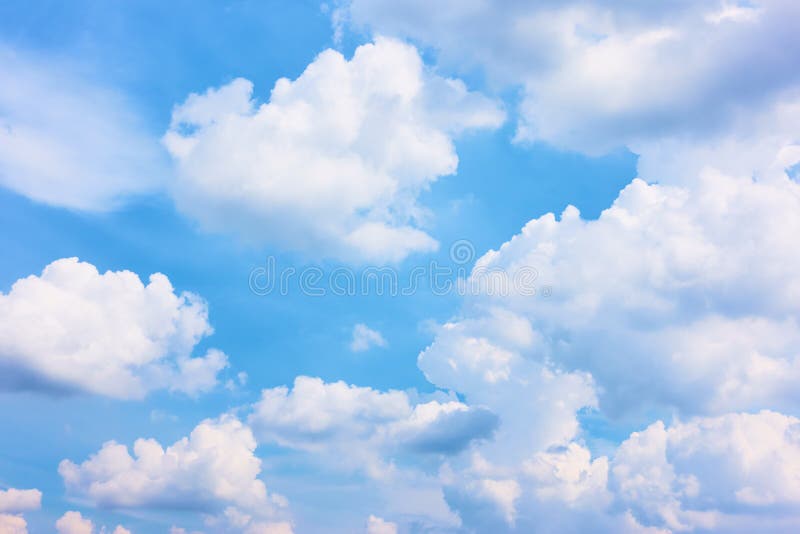 Céus - Céu azul com nuvens brancas imagens de stock royalty free