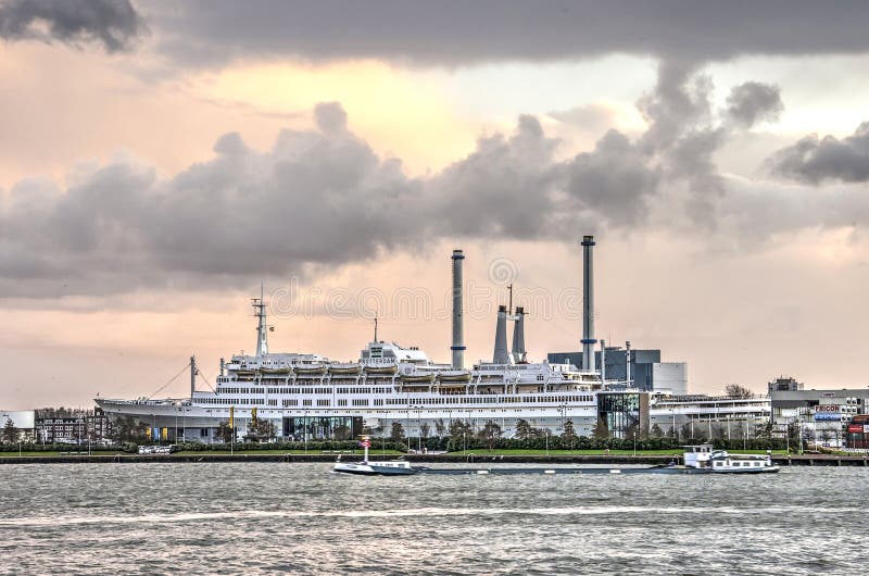 Céus dramáticos sobre um cruiseship anterior imagem de stock Céus dramáticos sobre um cruiseship anterior imagem de stock