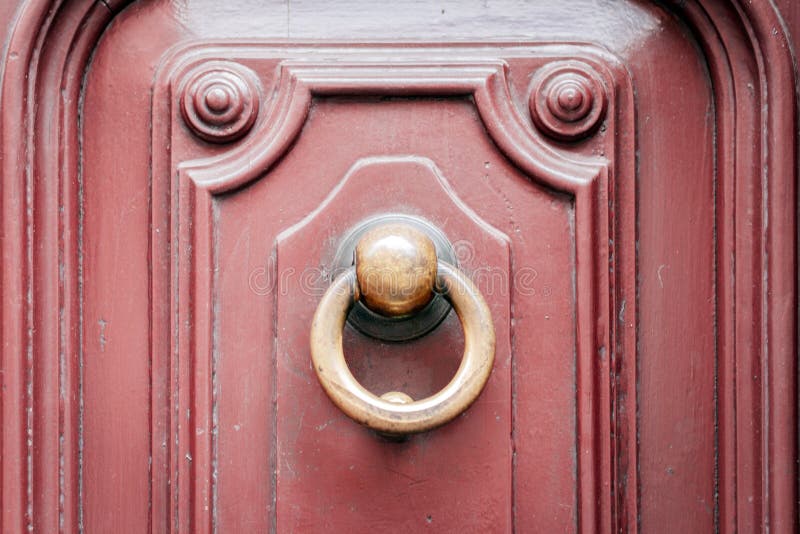 Círculo exterior do metal da aldrava de porta do vintage em uma porta de uma construção antiga em Catania, Sicília, Itália foto de stock Círculo exterior do metal da aldrava de porta do vintage em uma porta de uma construção antiga em Catania, Sicília, Itália foto de stock
