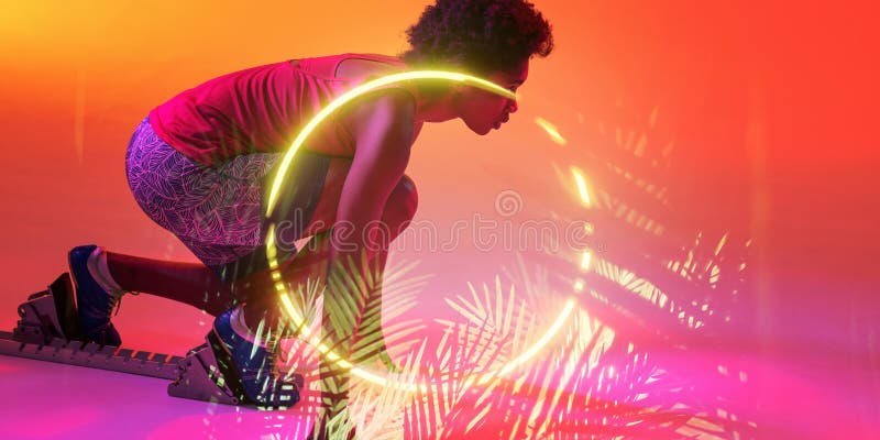 Círculo iluminado e plantas sobre a atleta africana-americana aglutinando na posição inicial imagens de stock