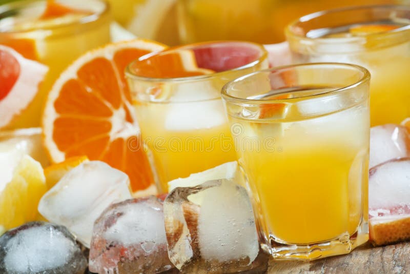 Cóctel con el jugo de la fruta cítrica, la vodka y el hielo, foco selectivo foto de archivo libre de regalías Cóctel con el jugo de la fruta cítrica, la vodka y el hielo, foco selectivo foto de archivo libre de regalías