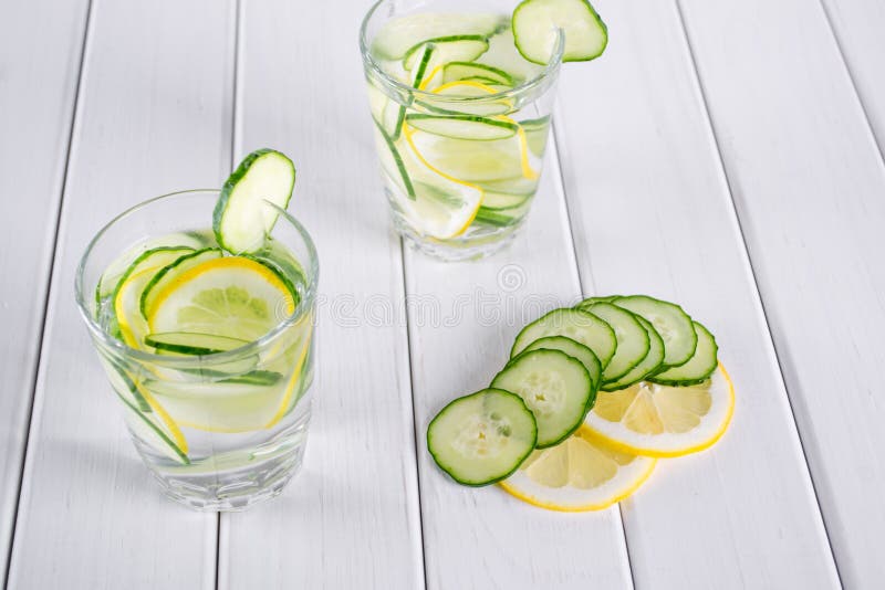 Cóctel de restauración del pepino, limonada, agua del detox en vidrios en un fondo blanco foto de archivo libre de regalías Cóctel de restauración del pepino, limonada, agua del detox en vidrios en un fondo blanco foto de archivo libre de regalías