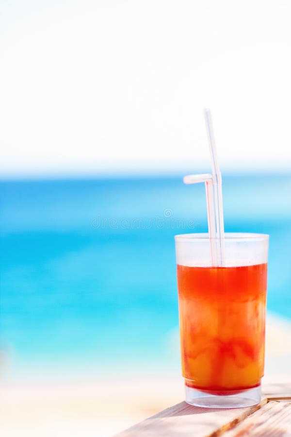 cóctel dulce en la playa, verano - las bebidas, los cócteles y la celebración diseñaron concepto fotografía de archivo libre de regalías cóctel dulce en la playa, verano - las bebidas, los cócteles y la celebración diseñaron concepto fotografía de archivo libre de regalías