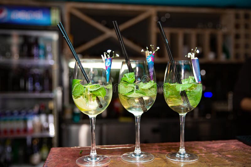 Cóctel fresco del mojito en vidrios en fondo de la barra fotografía de archivo libre de regalías Cóctel fresco del mojito en vidrios en fondo de la barra fotografía de archivo libre de regalías