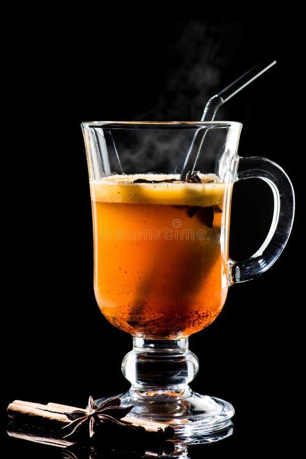 Cóctel untado con mantequilla caliente de Becherovka con la miel, el canela y el anís fotografía de archivo libre de regalías Cóctel untado con mantequilla caliente de Becherovka con la miel, el canela y el anís fotografía de archivo libre de regalías
