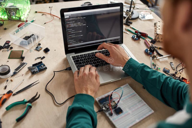 Código de chip del programa de ingeniería parcial en el portátil fotos de archivo libres de regalías