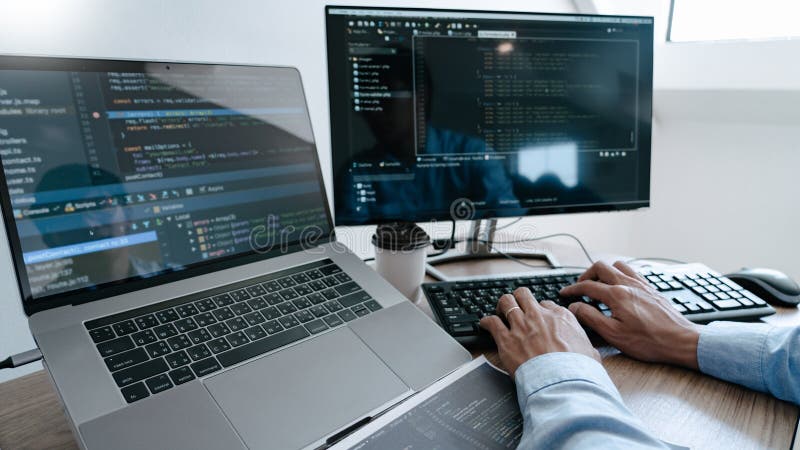 Código de digitação do programador no desktop, desenvolvendo o conceito de tecnologias de programação e codificação Código de digitação do programador no desktop, desenvolvendo o conceito de tecnologias de programação e codificação