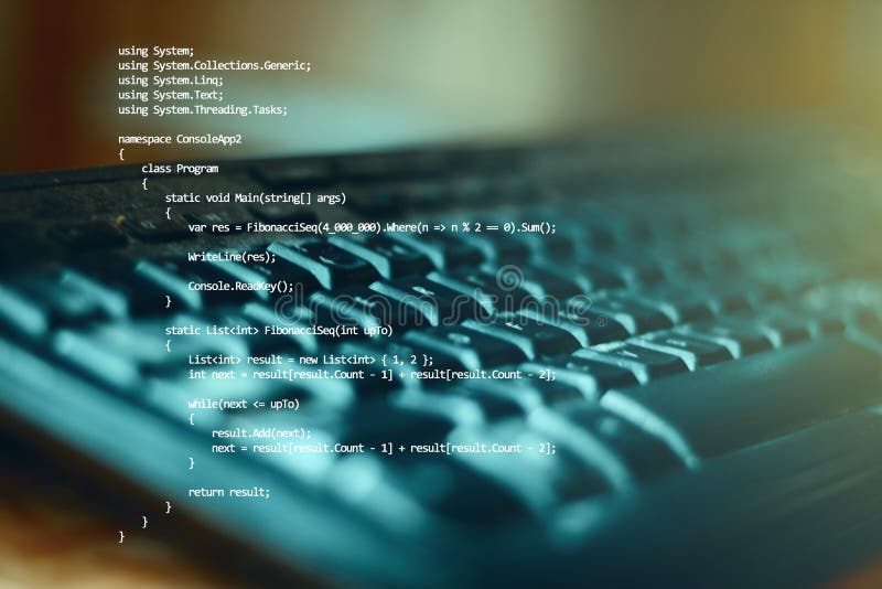 Código fonte curto da aplicação com um fundo desvanecido do teclado de computador Código fonte curto da aplicação com um fundo desvanecido do teclado de computador