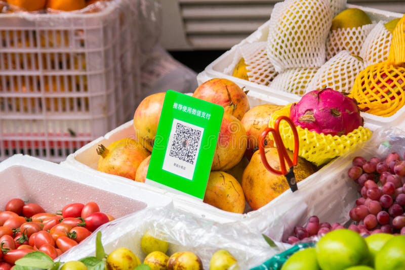 Códigos de Qr para suportes cashless do pagamento sobre uma cabine do fruto foto de stock Códigos de Qr para suportes cashless do pagamento sobre uma cabine do fruto foto de stock