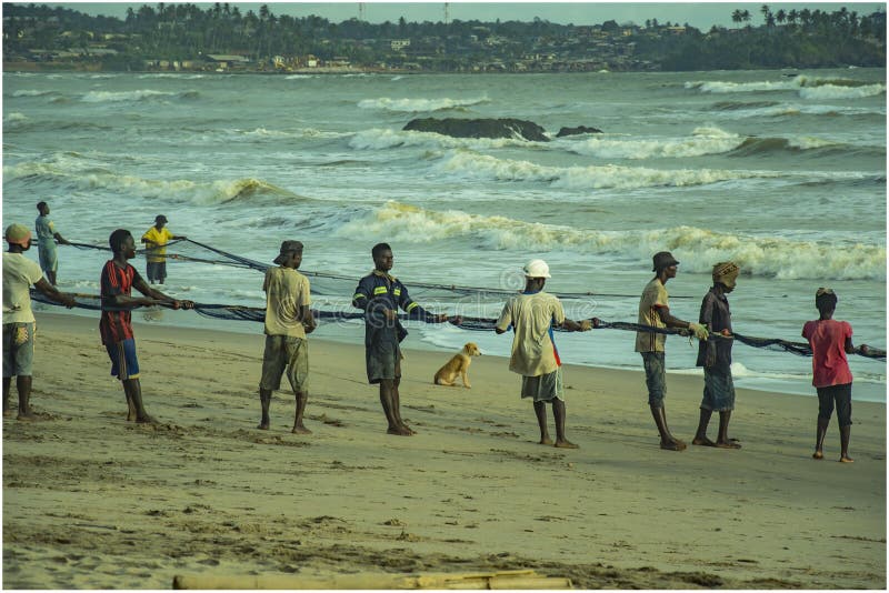 Cómo las familias colaboran con la pesca en Axim Ghana fotos de archivo libres de regalías Cómo las familias colaboran con la pesca en Axim Ghana fotos de archivo libres de regalías