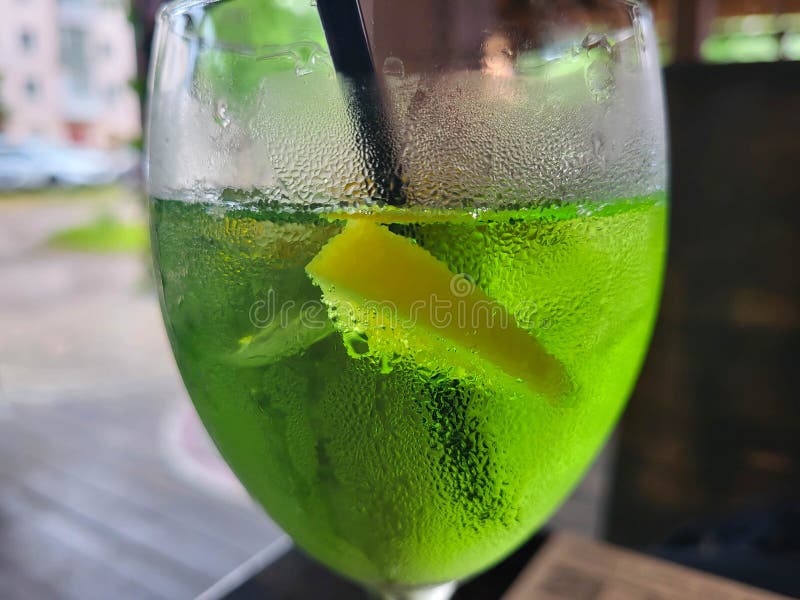 Cómodo cóctel de mojito verde con paja en un vaso. fotografía de archivo