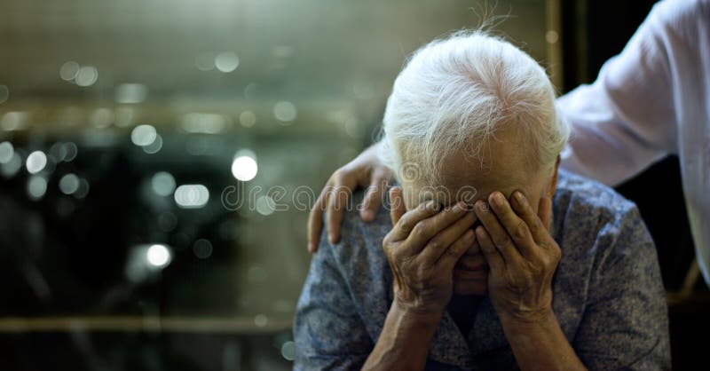 Córka pociesza starszą kobietę, która jest smutkiem matki z chorobą alzheimera i utratą pamięci amnezji z powodu