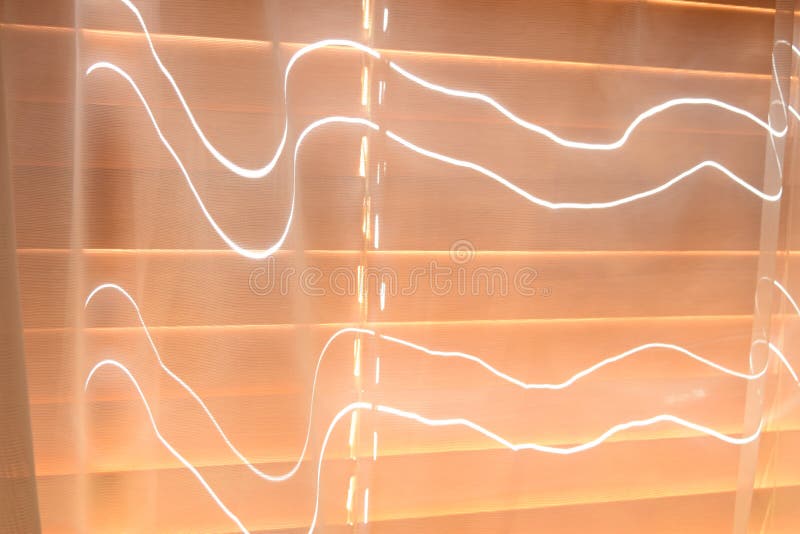 Córregos finos da luz que brilham através dos obturadores de madeira imagens de stock Córregos finos da luz que brilham através dos obturadores de madeira imagens de stock