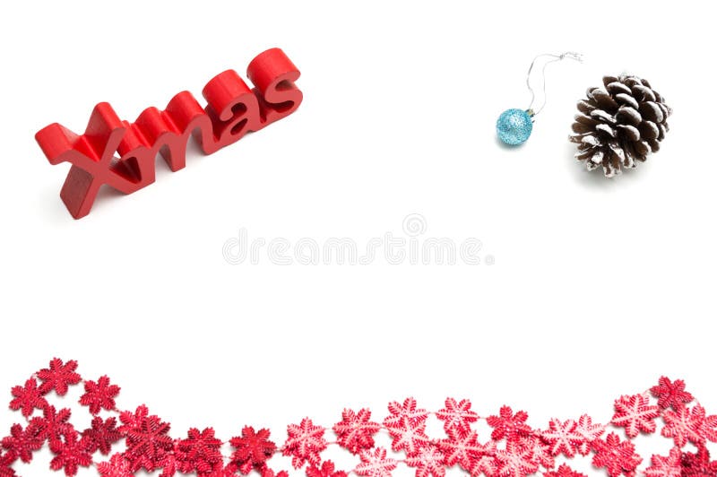 Cône des textes et de pin de Noël, boule, décoration rouge de fleur de neige sur W image stock Cône des textes et de pin de Noël, boule, décoration rouge de fleur de neige sur W image stock