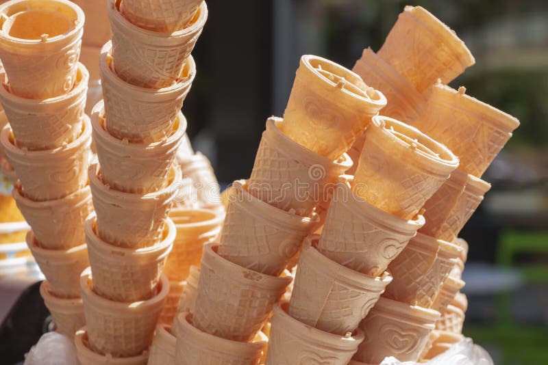 Cônes de gaufre vides pour la crème glacée images stock Cônes de gaufre vides pour la crème glacée images stock