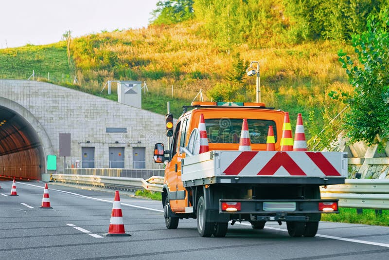 Cônes de transport de sécurité routière de camion sur la route goudronnée de la Slovénie photo stock Cônes de transport de sécurité routière de camion sur la route goudronnée de la Slovénie photo stock
