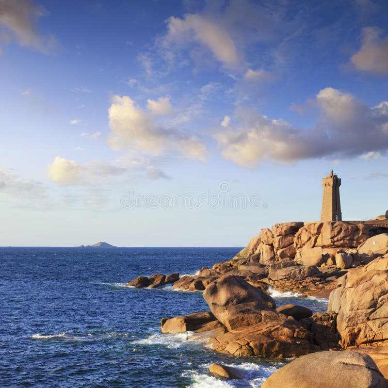 Côte Brittany France de granit de rose de phare de Ploumanach photographie stock libre de droits Côte Brittany France de granit de rose de phare de Ploumanach photographie stock libre de droits
