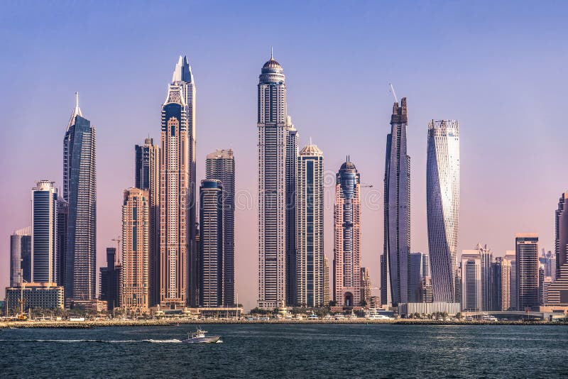 Côte de JBR avec des gratte-ciel au coucher du soleil, Dubaï photo libre de droits Côte de JBR avec des gratte-ciel au coucher du soleil, Dubaï photo libre de droits