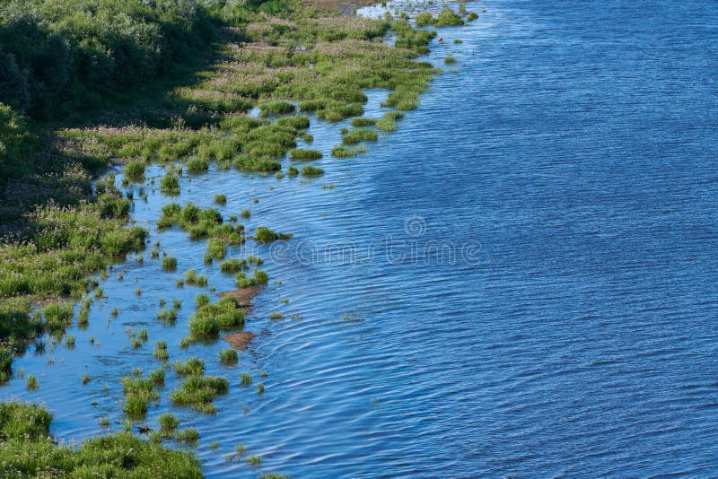 Côte de l'île de mer, vue aérienne sur le sommet Péninsule de jungle verdoyante, espace de copie Eau bleue pure, claire et calme photos stock