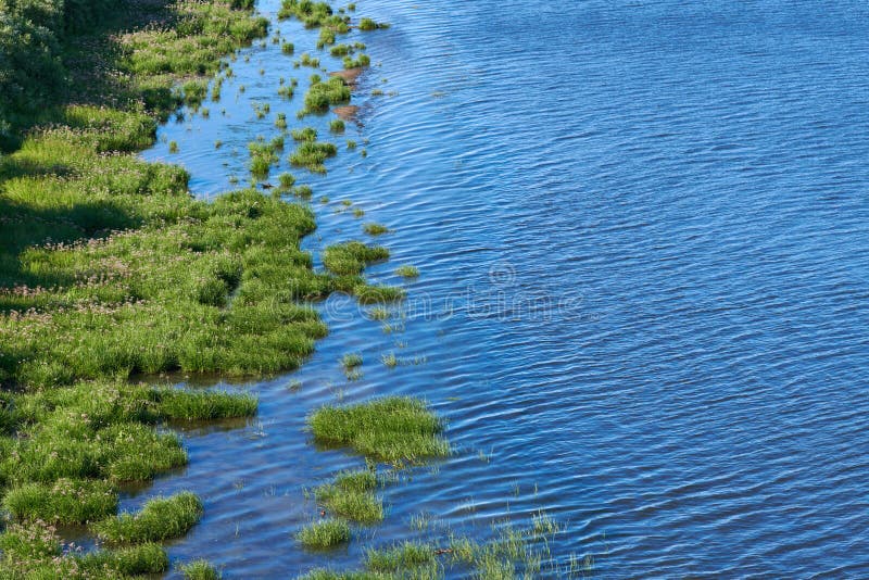 Côte de l'île de mer, vue aérienne sur le sommet Péninsule de jungle verdoyante, espace de copie Eau bleue pure, claire et calme photographie stock libre de droits