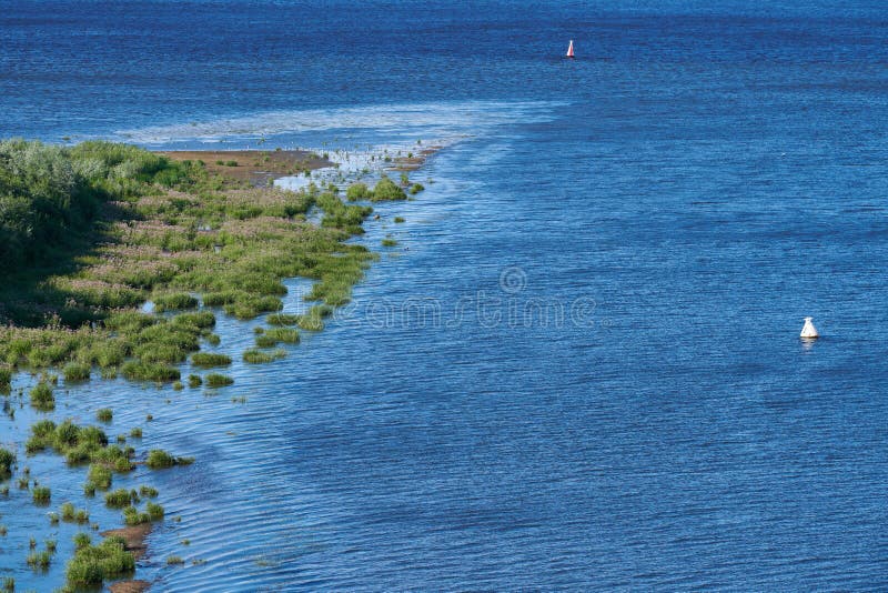 Côte de l'île de mer, vue aérienne sur le sommet Péninsule de jungle verdoyante, espace de copie Eau bleue pure, claire et calme images libres de droits