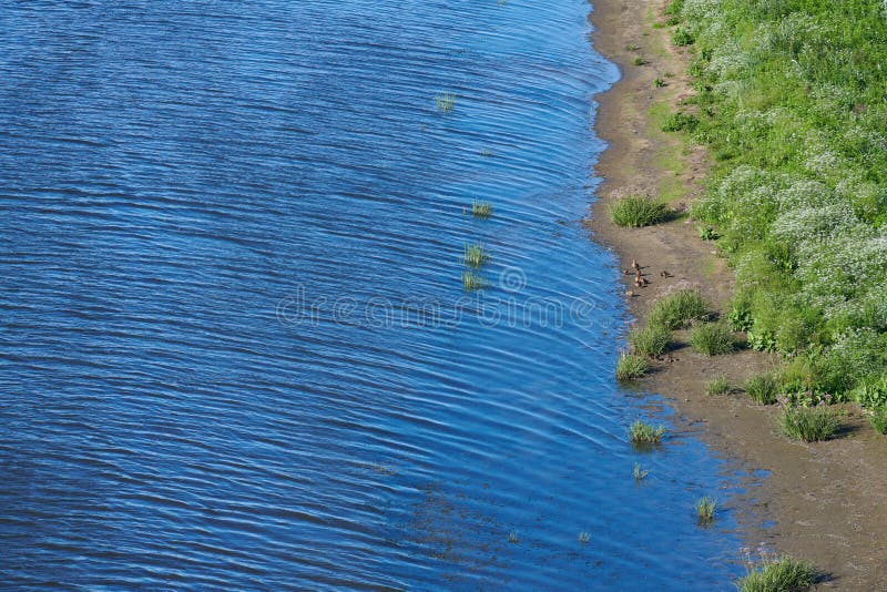 Côte de l'île de mer, vue aérienne sur le sommet Péninsule de jungle verdoyante, espace de copie Eau bleue pure, claire et calme photos stock