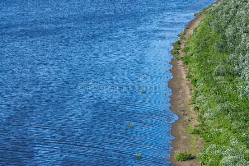 Côte de l'île de mer, vue aérienne sur le sommet Péninsule de jungle verdoyante, espace de copie Eau bleue pure, claire et calme photographie stock libre de droits
