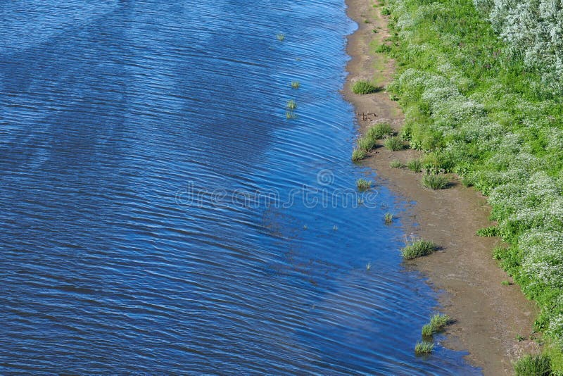 Côte de l'île de mer, vue aérienne sur le sommet Péninsule de jungle verdoyante, espace de copie Eau bleue pure, claire et calme photo stock
