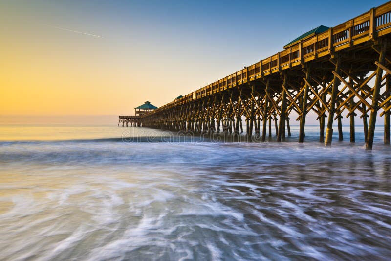Côte de Sc Océan atlantique de Charleston de jetée de plage de folie photographie stock libre de droits Côte de Sc Océan atlantique de Charleston de jetée de plage de folie photographie stock libre de droits
