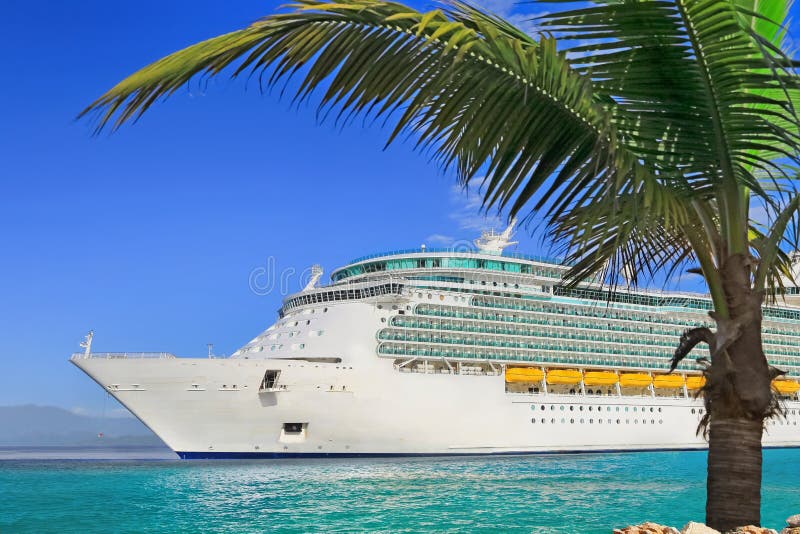 Côte Luminosa de bateau de croisière image libre de droits Côte Luminosa de bateau de croisière image libre de droits