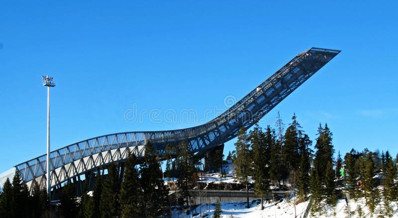 Côte neuve de saut de ski de Holmenkollen photos stock Côte neuve de saut de ski de Holmenkollen photos stock
