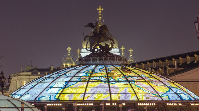 A cúpula de vidro coroou por uma estátua de St George