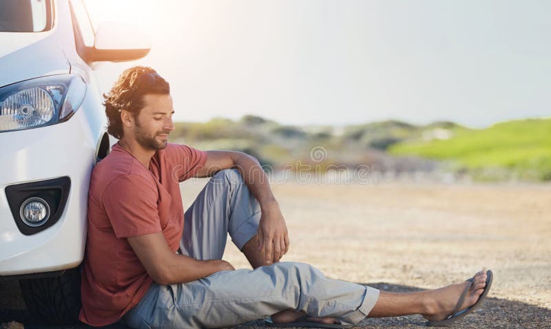 Călătoria cu un bărbat și vacanța în aer liber cu mașina relaxată și pace în vacanță în mediul rural sau în natură. sol masculin p royalty free stock photo