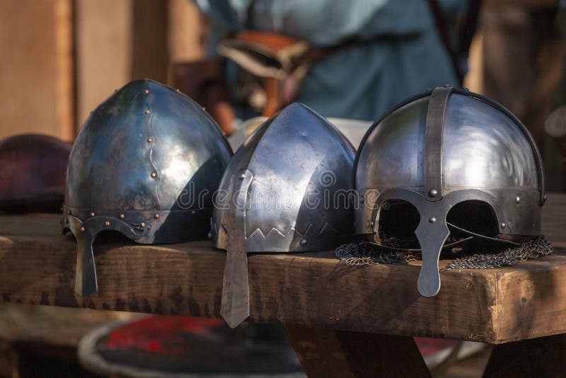 Căști de luptă medievale stock image