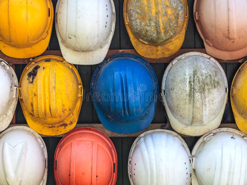 Căști pentru construcții uzate stock photos