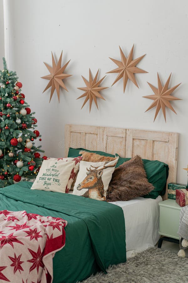 Décoration Classique Des Arbres De Noël. étoiles Dorées Au Mur Dans La Chambre  Lumineuse Image stock - Image du chambre, photo: 253139813