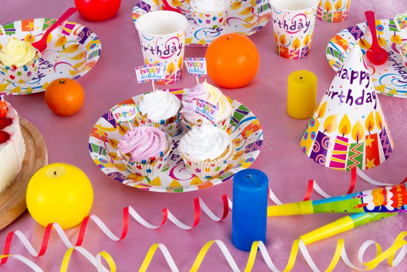 Decoration Coloree De Table De Fete D Anniversaire Avec Le Gateau Et Les Bonbons Pour L Enfant Photo Stock Image Du Dessert Fond
