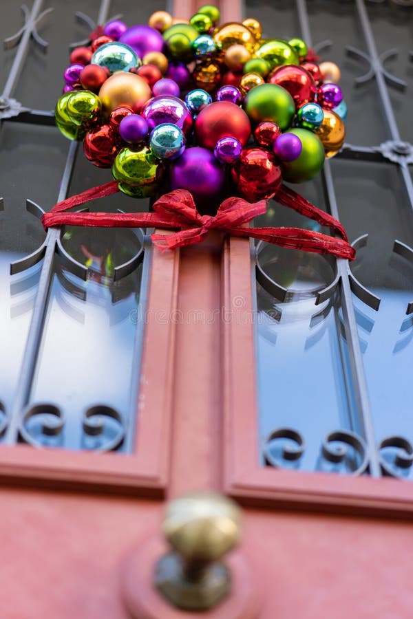 Décoration De La Porte De Noël Bals Avec Ruban Rouge à La Porte De La  Maison Rustique En Journée Photo stock - Image du angle, vacances: 165464292