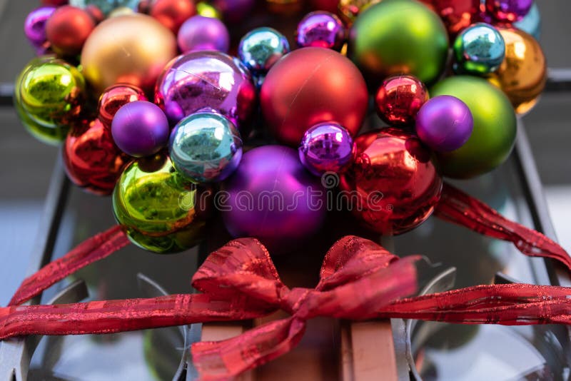 Décoration De La Porte De Noël Bals Avec Ruban Rouge à La Porte De La  Maison Rustique En Journée Photo stock - Image du angle, vacances: 165464292