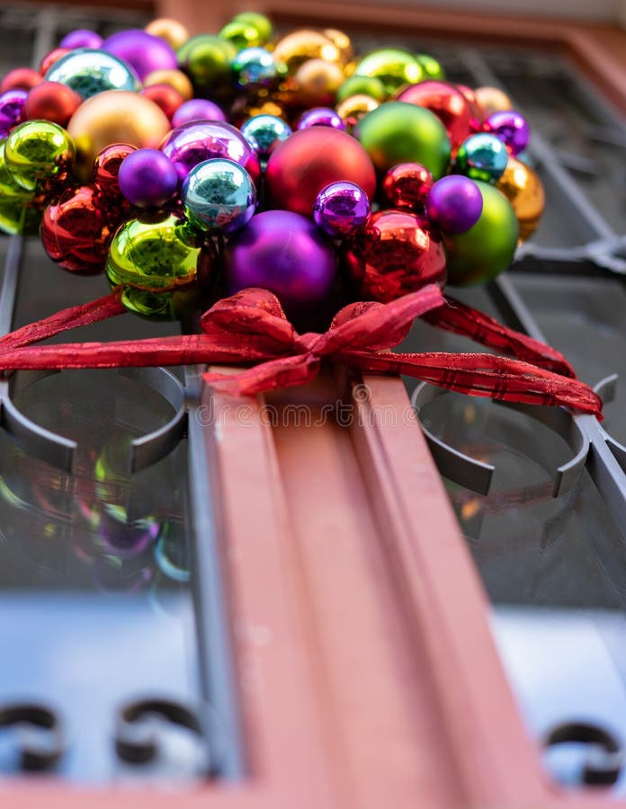 Décoration De La Porte De Noël Bals Avec Ruban Rouge à La Porte De La  Maison Rustique En Journée Photo stock - Image du angle, vacances: 165464292