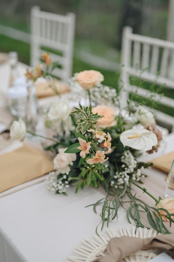 Décoration De Mariage Romantique. Extérieur Avec Tente Claire