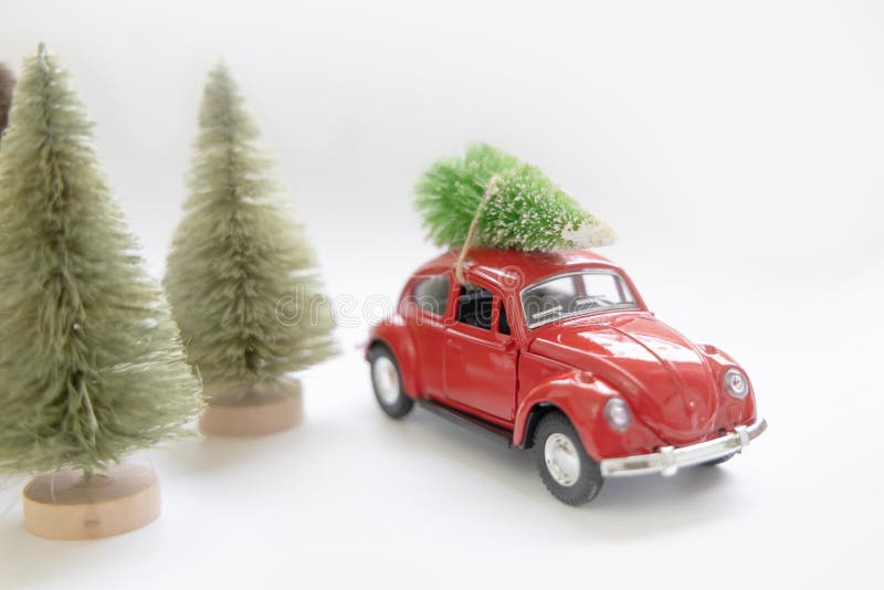 Télécharger Sapin de Noël rouge festif avec ornements et voiture