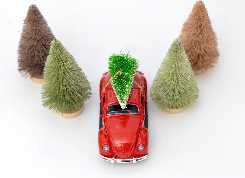 Décoration De Voiture Rouge Vintage Avec Sapin De Noël. Transport De Voiture  De Sapin De Noël. Décoration De Fête De Noël. Image stock - Image du  personne, festif: 261619339