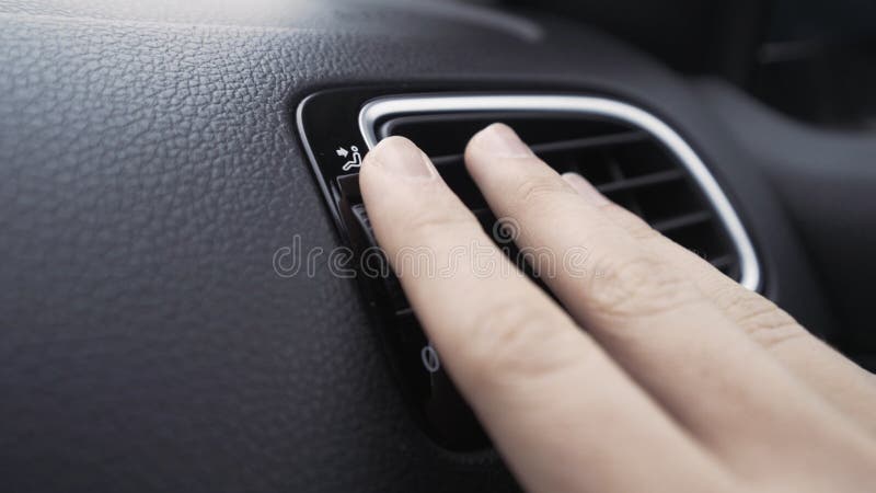 Déflecteur D'air Et Coffre-fort à L'intérieur D'une Voiture. Action. Proche  Des Détails Intérieurs De Voiture Avec Une Main Toucha Image stock - Image  du modifié, véhicule: 206522667