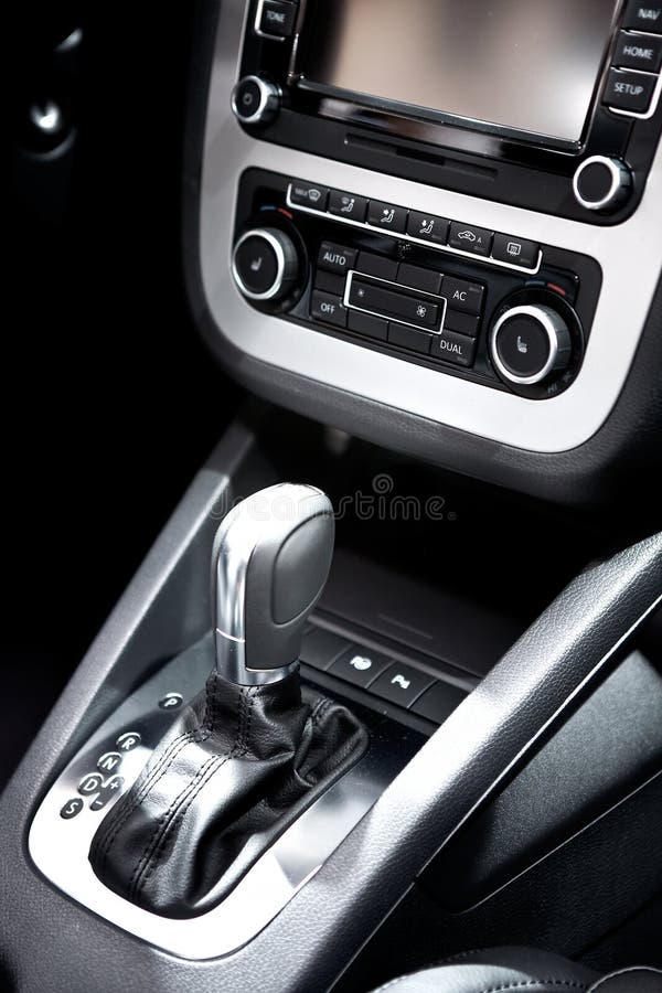 Intérieur Élégant Électrique De Voiture Avec Motif En Bois De Luxe  Décoration. Utilisateur En Utilisant L'écran Tactile Pour Faire Quelques  Travaux D'installation. Design Original. Banque D'Images et Photos Libres  De Droits. Image